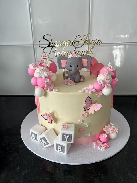 Elegante verjaardagstaart met gouden en roze decoraties